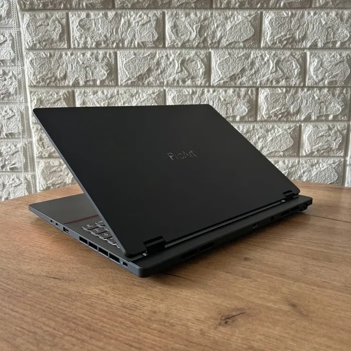 Ігровий ноутбук Asus ProArt Studiobook 16 OLED H7604JV / 16" (3200x2000) OLED Touch / Intel Core i9-13980HX (24 (32) ядра по 4.0 - 5.6 GHz) / 16 GB DDR5 / 1000 GB SSD NVMe / nVidia GeForce RTX 4060, 8 GB GDDR6, 128-bit / WebCam б/в - зображення 6