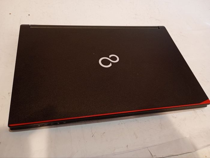 Ноутбук Б-клас Fujitsu LifeBook E556 / 15.6" (1366x768) TN / Intel Core i5-6200U (2 (4) ядра по 2.3 - 2.8 GHz) / 8 GB DDR4 / 240 GB SSD / Intel HD Graphics 520 / WebCam / DVD-RW б/в - зображення 6