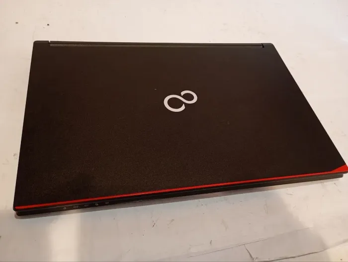 Ноутбук Б-клас Fujitsu LifeBook E556 / 15.6" (1366x768) TN / Intel Core i5-6200U (2 (4) ядра по 2.3 - 2.8 GHz) / 8 GB DDR4 / 240 GB SSD / Intel HD Graphics 520 / WebCam / DVD-RW б/в - зображення 6