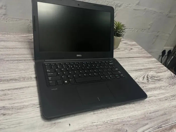 Ультрабук Dell Latitude 3380 / 13.3" (1366x768) TN / Intel Core i5-7200U (2 (4) ядра по 2.5 - 3.1 GHz) / 8 GB DDR4 / 128 GB SSD / Intel HD Graphics 620 / WebCam б/в - зображення 2
