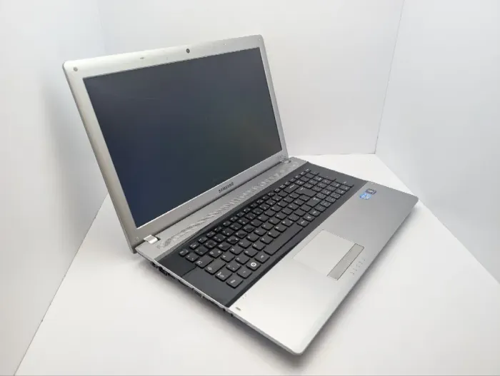 Ноутбук Samsung RV720 / 17.3" (1600x900) TN / Intel Core i5-2410M (2 (4) ядра по 2.3 - 2.9 GHz) / 6 GB DDR3 / 1000 GB HDD / Intel HD Graphics 3000 / WebCam б/в - зображення 6