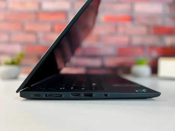 Ультрабук Lenovo ThinkPad T14s Gen 2 / 14" (1920x1080) IPS Touch / Intel Core i7-1185G7 (4 (8) ядра по 3.0 - 4.8 GHz) / 32 GB DDR4 / 512 GB SSD M.2 / Intel Iris Xe Graphics / WebCam / Win 11 Pro б/в - зображення 4