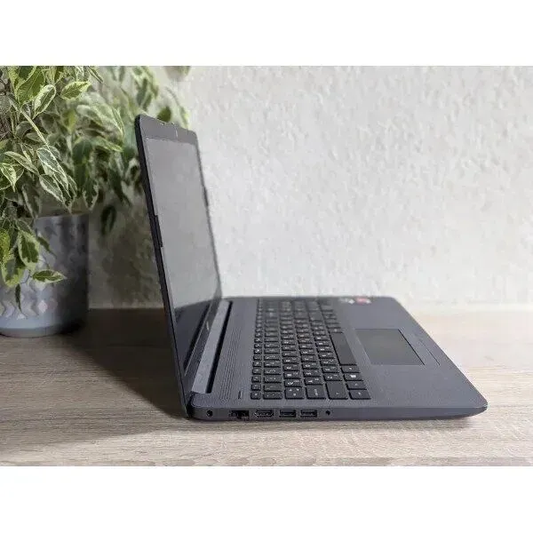 Ноутбук Б-клас HP 255 G7 / 15.6" (1920x1080) IPS / AMD Ryzen 3 2200U (2 (4) ядра по 2.5 - 3.4 GHz) / 8 GB DDR4 / 256 GB SSD / AMD Radeon Vega 3 Graphics / WebCam б/в - зображення 5