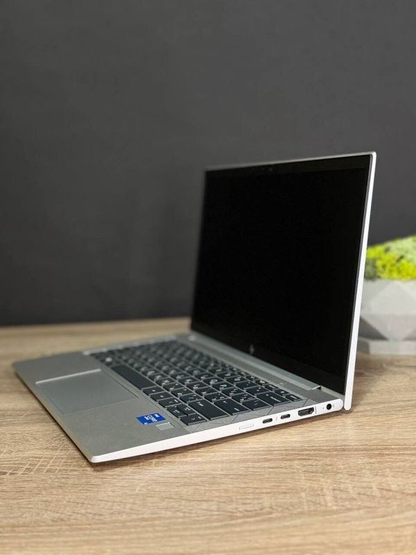 Ультрабук HP EliteBook 830 G8 / 13.3" (1920x1080) TN / Intel Core i5-1135G7 (4 (8) ядра по 2.4 - 4.2 GHz) / 16 GB DDR4 / 256 GB SSD M.2 / Intel Iris X Graphics / WebCam / Win 11 б/в - зображення 5