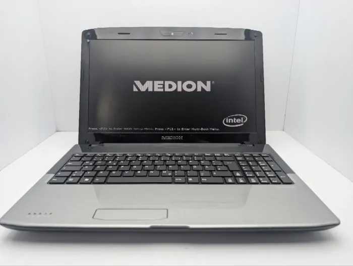 Ноутбук Medion Akoya E6234 / 15.6" (1366x768) TN / Intel Core i3-2310M (2 (4) ядра по 2.1 GHz) / 6 GB DDR3 / 250 GB HDD / Intel HD Graphics 3000 / WebCam / DVD-ROM / АКБ не тримає заряд б/в - зображення 3