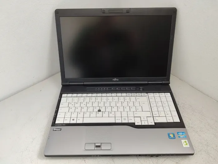 Ноутбук Fujitsu LifeBook E782 / 15.6" (1600x900) TN / Intel Core i5-3230M (2 (4) ядра по 2.6 - 3.2 GHz) / 8 GB DDR3 / 128 GB SSD / HD Graphics 4000 б/в - зображення 2