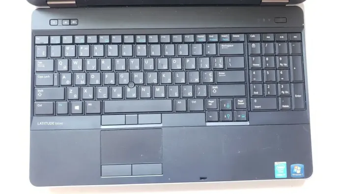 Ігровий ноутбук Dell Latitude E6540 / 15.6" (1366x768) TN / Intel Core i7-4810MQ (4 (8) ядра по 2.8 - 3.8 GHz) / 16 GB DDR3 / 256 GB SSD + 500 GB HDD / AMD Radeon HD 8790M, 2 GB GDDR5, 128-bit / WebCam б/в - зображення 3