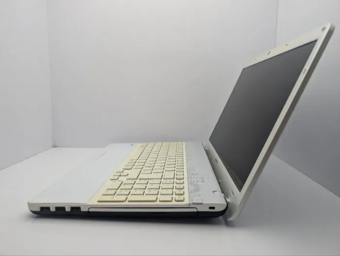 Ноутбук Sony VPC EB3E1E / 15.6" (1366x768) TN / Intel Pentium P6100 (2 ядра по 2.0 GHz) / 6 GB DDR3 / 500 GB HDD / Intel HD Graphics 500 / WebCam / DVD-ROM б/в - зображення 5