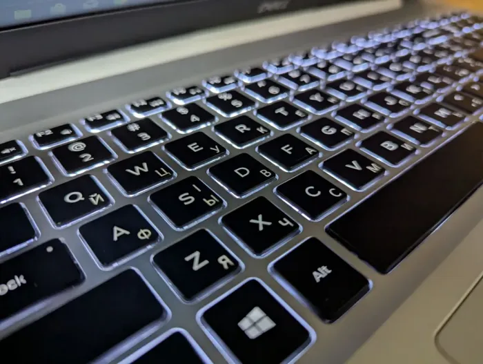 Ноутбук Dell Inspiron 5570 / 15.6" (1920x1080) IPS Touch / Intel Core i7-8550U (4 (8) ядра по 1.8 - 4.0 GHz) / 16 GB DDR4 / 512 GB SSD / AMD Radeon 530, 2 GB GDDR5, 64-bit / WebCam / Windows 10 б/в - зображення 6