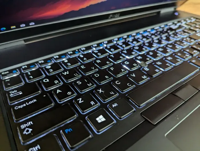 Мобільна робоча станція Dell Precision 7730 / 17.3" (1920x1080) IPS / Intel Core i7-8850H (6 (12) ядер по 2.6 - 4.3 GHz) / 32 GB DDR4 / 512 GB SSD + 512 GB HDD / nVidia Quadro P4200, 8 GB GDDR5, 256-bit / WebCam / Windows 10 б/в - зображення 6