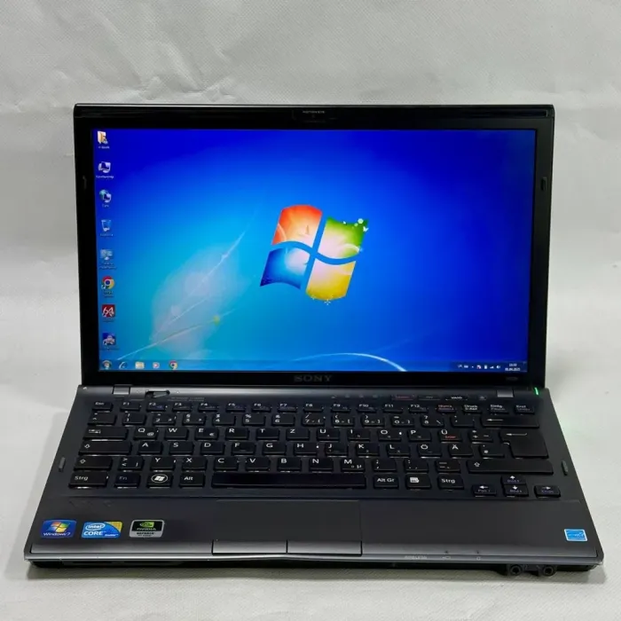 Ноутбук Sony Vaio VPCZ11X9E (PCG-31111M) / 13.1" (1600x900) TN / Intel Core i5-520M (2 (4) ядра по 2.4 - 2.93 GHz) / 8 GB DDR3 / 120 GB SSD / Intel HD Graphics / WebCam / DVD-ROM / Windows 7 б/в - зображення 2