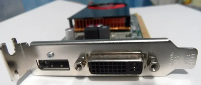 Дискретна відеокарта AMD Radeon R7 250, 2 GB DDR3, 128-bit / 1x DVI, 1x DisplayPort / Для корпусів форм-фактора Tower + Перехідник DVI-VGA б/в - зображення 4