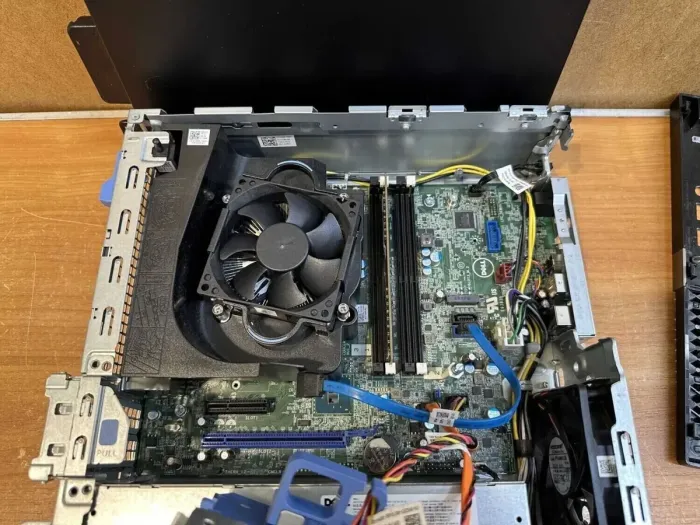 Комп'ютер Б-клас Dell OptiPlex 7040 SFF / Intel Core i5-6500 (4 ядра по 3.2 -3.6 GHz) / 8 GB DDR4 / 240 GB SSD / Intel HD Graphics 530 / 180W / DVD-RW / DisplayPort / HDMI б/в - зображення 7