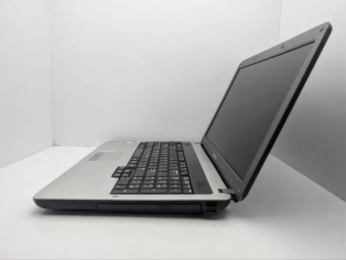 Ноутбук Samsung R528 / 15.6" (1366x768) TN / Intel Pentium T4500 (2 ядра по 2.3 GHz) / 6 GB DDR3 / 320 GB HDD / Intel Graphics / WebCam / DVD-ROM б/в - зображення 5