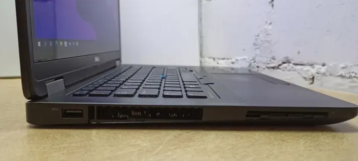 Ультрабук Б-клас Dell Latitude E5470 / 14" (1920x1080) IPS / Intel Core i5-6440HQ (4 ядра по 2.6 - 3.5 GHz) / 8 GB DDR4 / 240 GB SSD / Intel HD Graphics 530 / WebCam / Win 10 Pro б/в - зображення 7