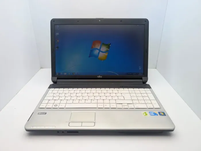 Ноутбук Fujitsu LifeBook A530 / 15.6" (1366x768) TN / Intel Core i3-350M (2 (4) ядра по 2.26 GHz) / 6 GB DDR3 / 1000 GB HDD / Intel HD Graphics / WebCam б/в - зображення 2