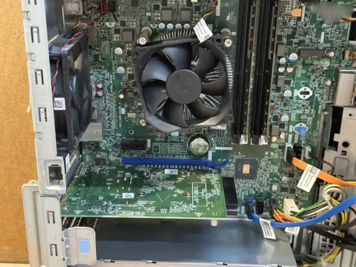 Ігровий ПК Dell OptiPlex 7050 Tower / Intel Core i7-7700 (4 (8) ядра по 3,6 - 4,2 ГГц) / 16 ГБ DDR4 / 500 ГБ SSD / AMD Radeon R7 450, 4 ГБ GDDR5, 128-біт / 240 Вт / DVD-ROM / DisplayPort б/в - зображення 10