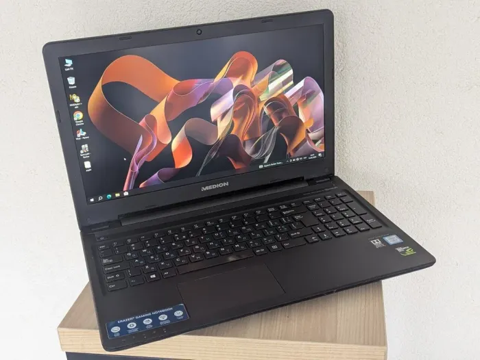 Ноутбук Б-клас Medion Akoya D15SHN / 15.6" (1920x1080) TN / Intel Core i7-6500U (2 (4) ядра по 2.5 - 3.1 GHz) / 16 GB DDR4 / 128 GB SSD + 1000 GB HDD / nVidia GeForce GTX 950M, 2 GB GDDR3, 128-bit / WebCam / DVD-ROM б/в - зображення 4