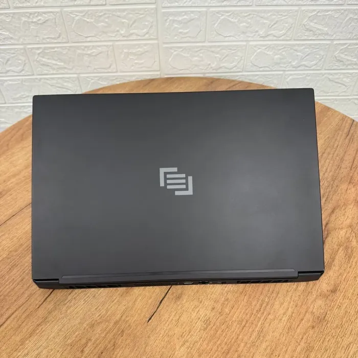 Ігровий ноутбук Б-клас Maingear Element MG-ELMT002-2070S / 17.3" (1920x1080) IPS / Intel Core i7-10875H (8 (16) ядер по 2.3 - 5.1 GHz) / 16 GB DDR4 / 512 GB SSD / nVidia GeForce RTX 2070 Super, 8 GB GDDR6, 256-bit / WebCam б/в - зображення 3