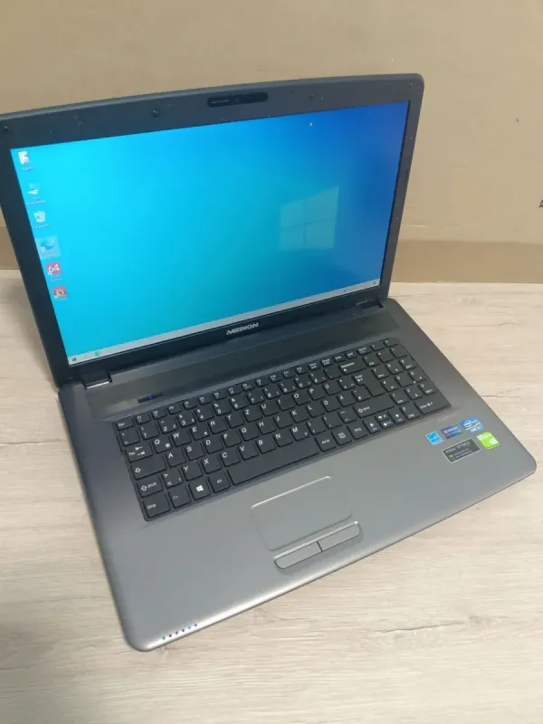 Ноутбук Б-клас Medion Akoya P7818 / 17.3" (1366x768) TN / Intel Core i3-3110M (2 (4) ядра по 2.4 GHz) / 8 GB DDR3 / 1000 GB HDD / nVidia GeForce GT 730M, 2 GB GDDR3, 128-bit / WebCam / DVD-ROM б/в - зображення 2