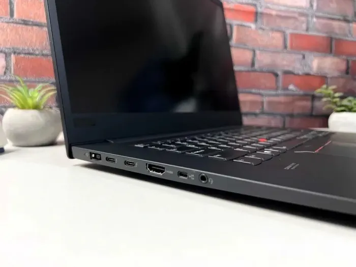 Мобільна робоча станція Lenovo ThinkPad P1 Gen 2 / 15.6" (1920x1080) IPS / Intel Core i9-9880H (8 (16) ядер по 2.3 - 4.8 GHz) / 32 GB DDR4 / 1000 GB SSD M.2 / nVidia Quadro T2000, 4 GB GDDR5, 128-bit / WebCam / Win 10 Pro б/в - зображення 4