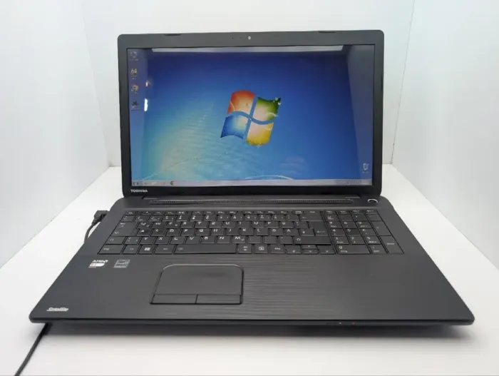 Ноутбук Toshiba Satellite C70D-A / 17.3" (1600x900) TN / AMD E1-2100 (2 ядра по 1.0 GHz) / 8 GB DDR3 / 120 GB SSD / AMD Radeon HD 8210 Graphics / Web-cam б/в - зображення 2