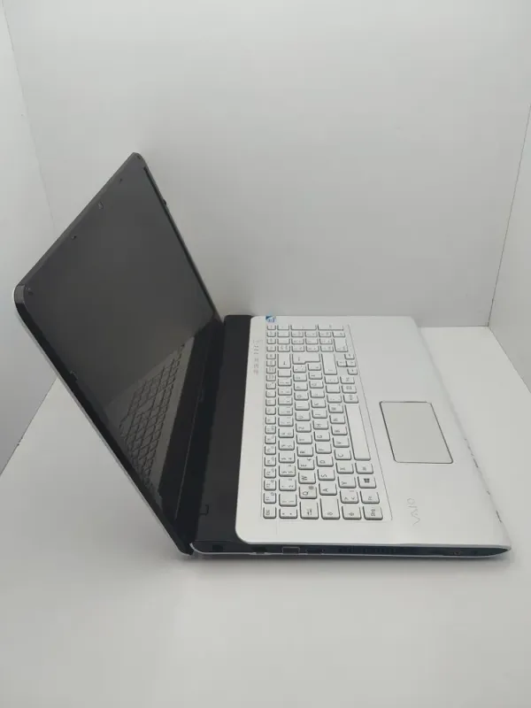 Ноутбук Sony VPC173 / 17.3" (1600x900) TN / Intel Core i3-2330M (2 (4) ядра по 2.2 GHz) / 6 GB DDR3 / 320 GB HDD / Intel HD Graphics 3000 / WebCam б/в - зображення 5