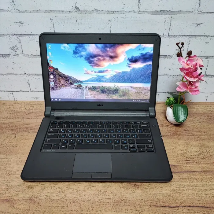 Ноутбук Б-клас Dell Latitude 3340 / 13.3" (1366x768) TN / Intel Core i3-4010U (2 (4) ядра по 1.7 GHz) / 8 GB DDR3 / 128 GB SSD / Intel HD Graphics 4400 / WebCam б/в - зображення 2