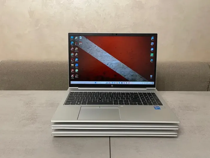 Ультрабук HP EliteBook 850 G8 / 15.6" (1920x1080) IPS / Intel Core i5-1145G7 (4 (8) ядра по 2.6 - 4.4 GHz) / 16 GB DDR4 / 256 GB SSD / Intel Iris Xe Graphics / WebCam / HDMI б/в - зображення 2
