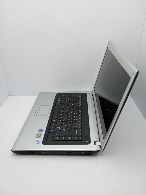 Ноутбук Samsung R518 / 15.6" (1366x768) TN / Intel Pentium T4300 (2 ядра по 2.1 GHz) / 4 GB DDR3 / 320 GB HDD / Intel HD Graphics б/в - зображення 6