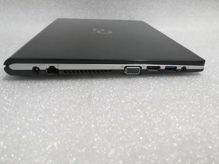 Ультрабук Б-клас Fujitsu LifeBook / 13.3" IPS Touch / Core i5-6300U (2(4) ядра по 2.4-3 GHz) / 8GB DDR4 / 256GB SSD / HD Graphics 520 / WebCam / HDMI б/в - зображення 4