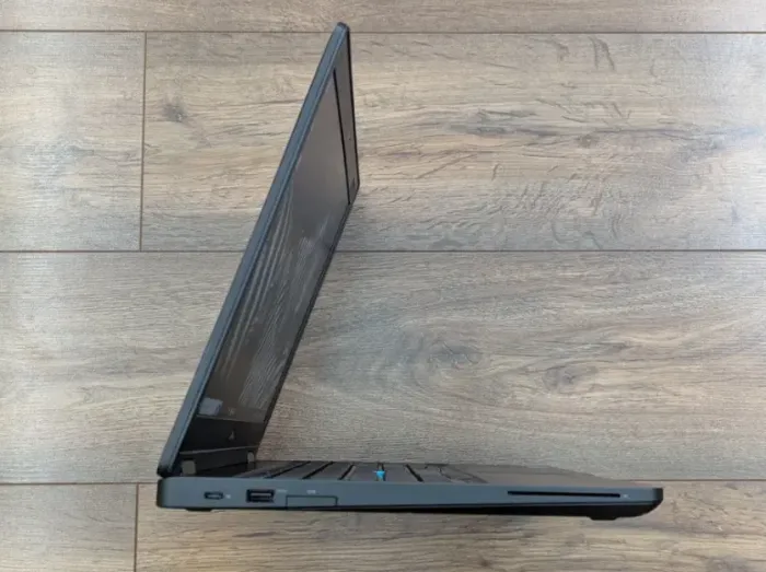Ноутбук Dell Latitude 5580 / 15.6" (1920x1080) TN / Intel Core i5-6300U (2 (4) ядра по 2.4 - 3.0 GHz) / 8 GB DDR4 / 256 GB SSD / Intel HD Graphics 520 / WebCam б/в - зображення 4