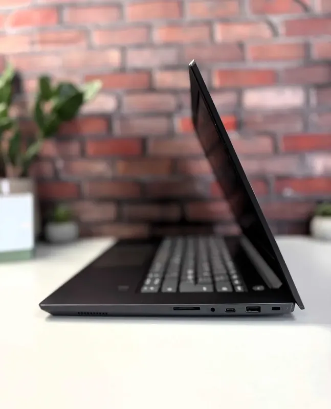 Ноутбук Lenovo V330-14IKB 81B0 / 14" (1920x1080) IPS / Intel Core i5-8250U (4 (8) ядра по 1.6 - 3.4 GHz) / 8 GB DDR4 / 256 GB SSD / Intel UHD Graphics 620 / WebCam б/в - зображення 8