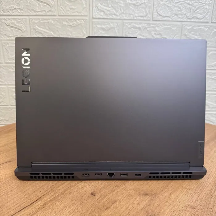 Ігровий ноутбук Lenovo Legion Slim 5 16APH8 / 16" (1920x1200) IPS / AMD Ryzen 5 7640HS (6 (12) ядер по 4.3 - 5.0 GHz) / 16 GB DDR5 / 512 GB SSD / nVidia GeForce RTX 4060, 8 GB GDDR6, 128-bit / WebCam б/в - зображення 3