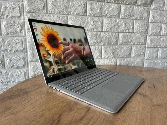 Ультрабук Microsoft Surface Laptop 2 / 13.5" (2256x1504) IPS Touch / Intel Core i5-8350U (4 (8) ядра по 1.7 - 3.6 GHz) / 8 GB DDR3 / 256 GB SSD / Intel UHD Graphics 620 / WebCam б/в - зображення 4