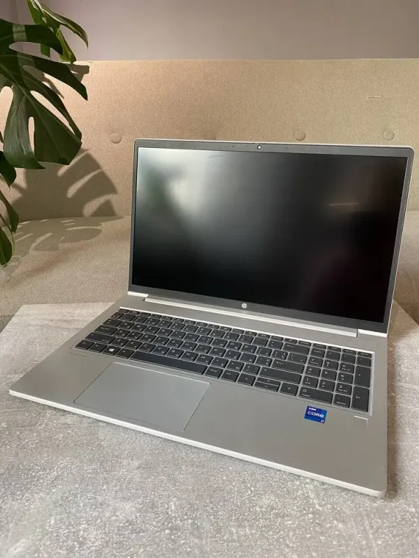 Ультрабук HP ProBook 450 G8 / 15.6" (1920x1080) IPS / Intel Core i7-1165G7 (4 (8) ядра по 2.8 - 4.7 GHz) / 8 GB DDR4 / 512 GB SSD / nVidia GeForce MX450, 2 GB GDDR6, 64-bit / WebCam / Win 11 б/в - зображення 2