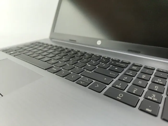 Ультрабук HP 255 G7 / 15.6" (1920x1080) TN / AMD Ryzen 5 3500U (4 (8) ядра по 2.1 - 3.7 GHz) / 16 GB DDR4 / 240 GB SSD / AMD Radeon Vega 8 Graphics / WebCam б/в - зображення 3