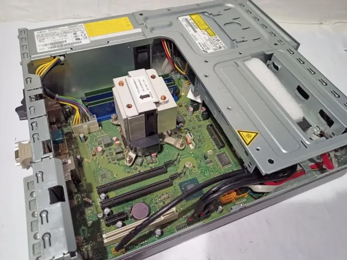 Комплект ПК: Fujitsu Esprimo E700 E85+ SFF / Intel Core i3-2120 (2 (4) ядра по 3.3 GHz) / 8 GB DDR3 / 120 GB SSD / Intel HD Graphics 2000 / DVD-ROM + Монітор LG Flatron W1943C-PF / 19" (1366x768) TN / 1x VGA б/в - зображення 6