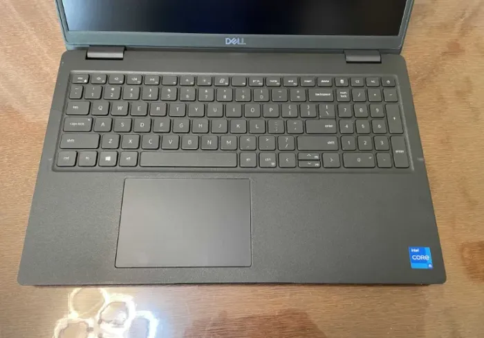 Ультрабук Dell Latitude 3520 / 15.6" (1366x768) TN / Intel Core i5-1135G7 (4 (8) ядра по 2.4 - 4.2 GHz) / 8 GB DDR4 / 256 GB SSD / Intel Iris Xe Graphics / WebCam б/в - зображення 4