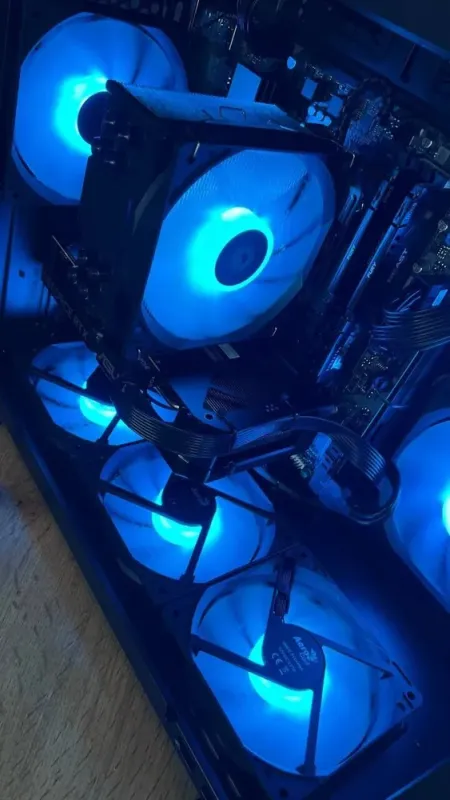 Збірка на замовлення: ігровий ПК AeroCool Dryft Mini Tower / AMD Ryzen 5 7500F (6 (12) ядер по 3,7 - 5,0 ГГц) / 32 ГБ DDR5 / 1000 ГБ SSD M.2 / nVidia GeForce RTX 5060, 8 ГБ GDDR7, 128-bit / 650 Вт - зображення 5