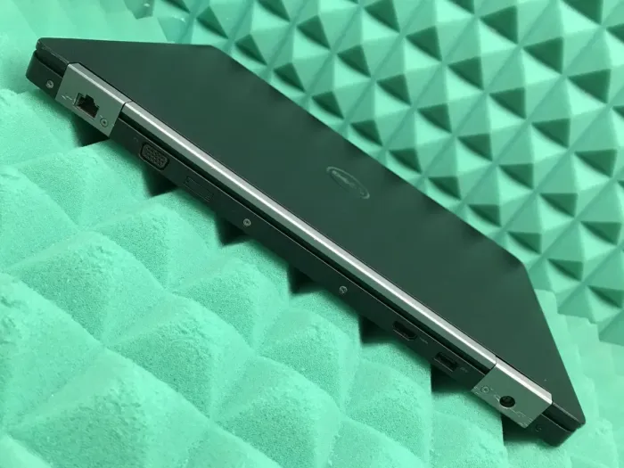 Ноутбук Б-клас Dell Latitude E5570 / 15.6" TN / Core i3-6100U (2(4) ядра по 2.3GHz) / 8GB DDR4 / 256GB SSD / HD Graphics 520 / HDMI / Win 10 б/в - зображення 9