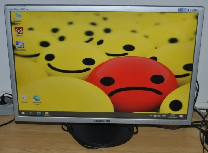 Монітор Samsung SyncMaster 2243WM / 22" (1680x1050) TN / VGA, DVI / Вбудовані колонки 1x 1W / VESA 100x100 б/в - зображення 2