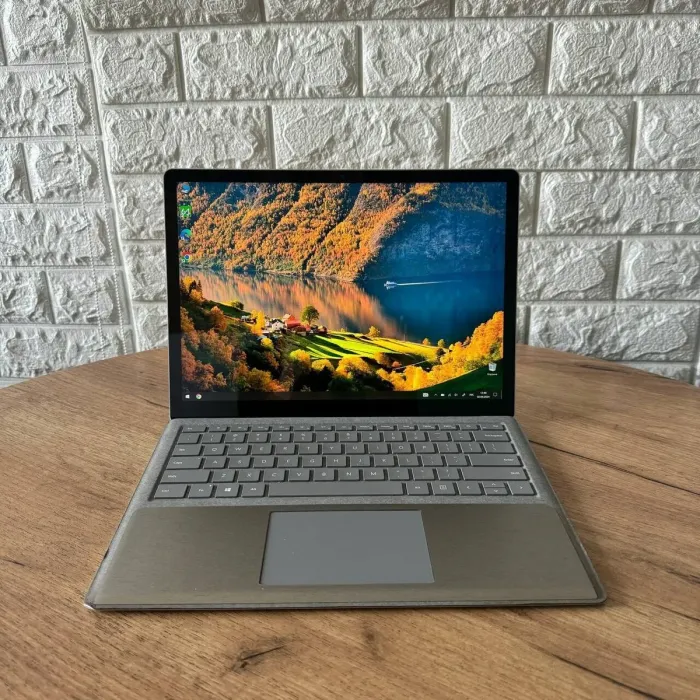 Ультрабук Б-клас Microsoft Surface Laptop / 13.5" (2256x1504) IPS Touch / Intel Core i5-7300U (2 (4) ядра по 2.6 - 3.5 GHz) / 8 GB DDR4 / 128 GB SSD / Intel HD Graphics 620 / WebCam б/в - зображення 2