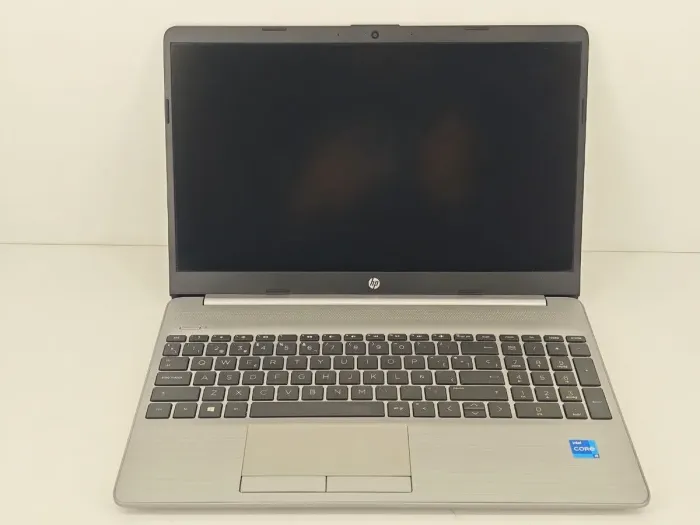 Ультрабук HP 250 G8 / 15.6" (1920x1080) IPS / Intel Core i5-1135G7 (4 (8) ядра по 2.4 - 4.2 GHz) / 16 GB DDR4 / 256 GB SSD / Intel Iris Xe Graphics / WebCam б/в - зображення 2