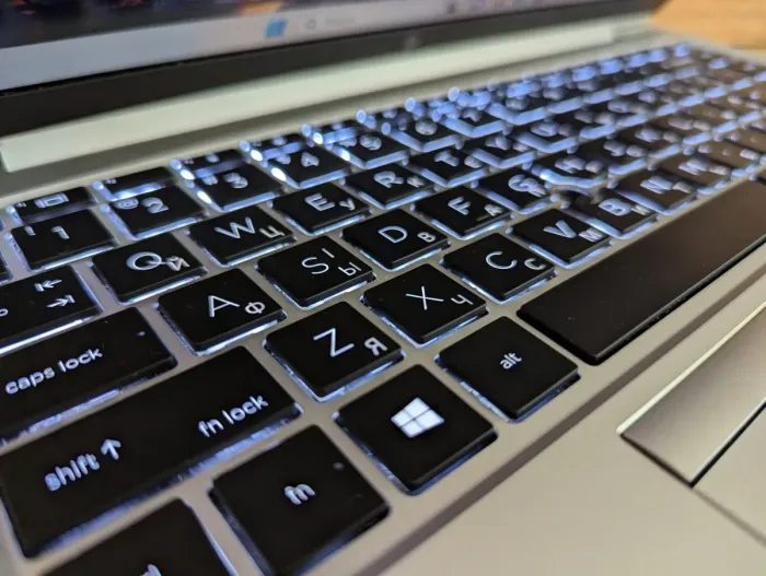 Ультрабук Б-клас HP EliteBook 840 G7 / 14" (1920x1080) IPS / Intel Core i7-10610U (4 (8) ядра по 1.8 - 4.9 GHz) / 8 GB DDR4 / 512 GB SSD / Intel UHD Graphics / WebCam / TouchID / Windows 10 б/в - зображення 6