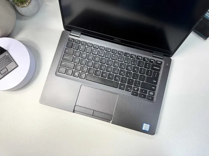 Ультрабук Dell Latitude 5300 / 13.3" (1920x1080) IPS / Intel Core i5-8365U (4 (8) ядра по 1.6 - 4.1 GHz) / 8 GB DDR4 / 256 GB SSD M.2 / Intel UHD Graphics 620 / WebCam / Windows 10 Pro б/в - зображення 3