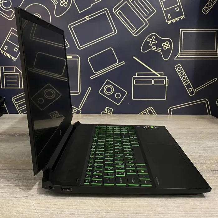 Ігровий ноутбук HP Pavilion Gaming 15-ec0013dx / 15.6" (1920x1080) TN / AMD Ryzen 5 3550H (4 (8) ядер по 2.1 - 3.7 GHz) / 8 GB DDR4 / 256 GB SSD / nVidia GeForce GTX 1050, 3 GB GDDR5, 96-bit / WebCam / Win 10 б/в - зображення 4