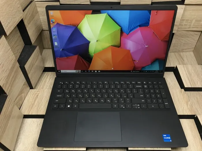Ультрабук Б-клас Dell Vostro 3510 / 15.6" (1920x1080) IPS / Intel Core i5-1135G7 (4 (8) ядра по 4.2 GHz) / 8 GB DDR4 / 256 GB SSD / Intel Iris Xe Graphics / WebCam / Windows 10 б/в - зображення 2