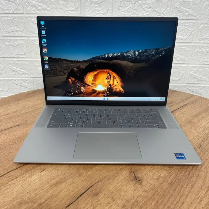 Ноутбук Б-клас Dell Inspiron 16 5620 / 16" (1920x1200) IPS / Intel Core i7-1255U (10 (12) ядер по 1.7 - 4.7 GHz) / 16 GB DDR4 / 1000 GB SSD / Intel Iris Xe Graphics / WebCam б/у - зображення 2