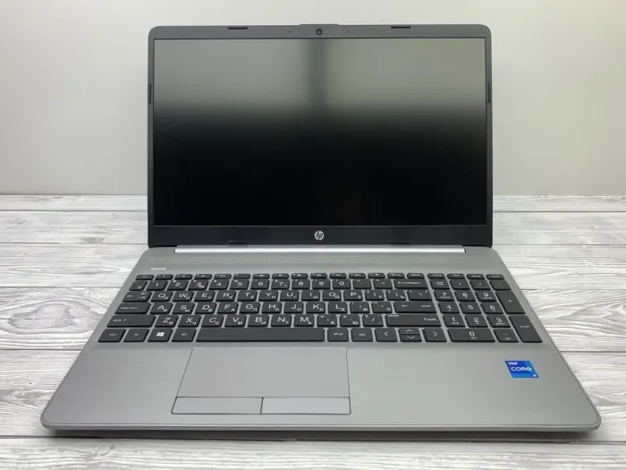 Ультрабук Б-клас HP 250 G8 / 15.6" (1920x1080) TN / Intel Core i5-1135G7 (4 (8) ядра по 2.4 - 4.2 GHz) / 16 GB DDR4 / 512 GB SSD / Intel Iris Xe Graphics / WebCam б/в - зображення 2